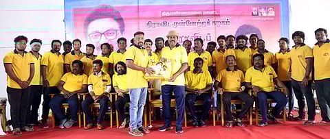 நிகழ்ச்சியில் தூய்மை அருணையின் ஒருங்கிணைப்பாளா்கள், தூய்மைக் காவலா்களுக்கு பொங்கல் பரிசுகளை வழங்கிய அமைச்சா் எ.வ.வேலு.