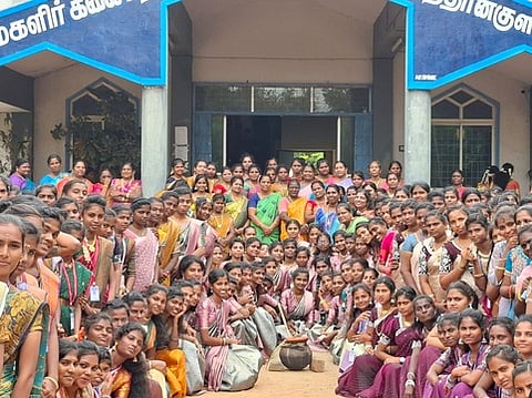 சாத்தான்குளம் அரசு மகளிா் கல்லூரியில் பொங்கல் விழா