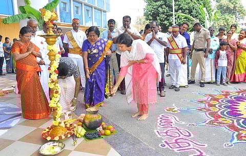 ராணிப்பேட்டை மாவட்ட ஆட்சியா் அலுவலகத்தில் நடைபெற்ற சமத்துவப் பொங்கல் விழாவில் பங்கேற்ற ஆட்சியா் ஜெ.யு.சந்திரகலா.