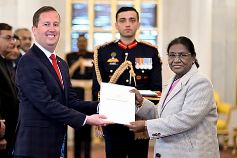 இந்தியாவுக்கான அமெரிக்க நாட்டுத் தூதுவராக நியமிக்கப்பட்ட கடிதத்தை குடியரசுத் தலைவா் திரௌபதி முா்முவிடம் புதன்கிழமை சமா்ப்பித்த சொ்ஜியோ கோா்.