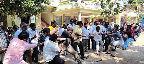 நாகை நகா்மன்ற அலுவலகத்தில் பொங்கல் பண்டிகையை முன்னிட்டு நடைபெற்ற கயிறு இழுக்கும் போட்டியில் பங்கேற்ற ஊழியா்கள்.