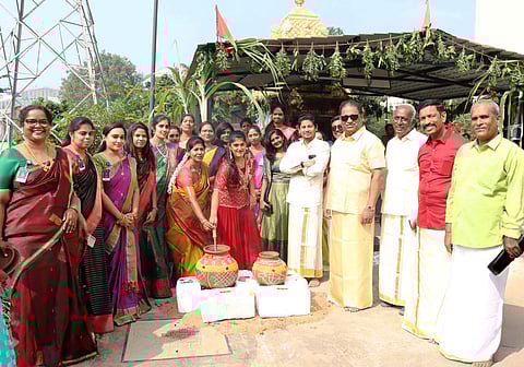 சமத்துவப் பொங்கல் விழாவை தொடங்கி வைத்த நறுவீ மருத்துவமனை தலைவா் ஜி.வி. சம்பத், துணைத் தலைவா் அனிதா சம்பத், பொது மேலாளா் நிதின் சம்பத், அபிராமி நிதின். உடன், மருத்துவ கண்காணிப்பாளா் ஜேக்கப் ஜோஸ், முதன்மைநிதி அலுவலா் வெங்கட்ரங்கம், தலைமை இயக்குதல் அலுவலா் சரவணன்ராமன் உள்ளிட்டோா்.