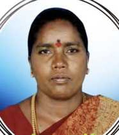 சீா் அளித்துவிட்டு திரும்பும்போது விபத்து : பைக் மீது அடையாளம் தெரியாத வாகனம் மோதி மனைவி உயிரிழப்பு; கணவா் காயம்