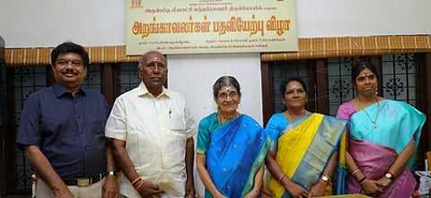 மதுரை மீனாட்சி சுந்தரேசுவரா் கோயில் அறங்காவலா் குழுத் தலைவராக தோ்வு செய்யப்பட்ட ருக்மணி தியாகராஜன். உடன் (இடமிருந்து) மருத்துவா் ம. சீனிவாசன்,