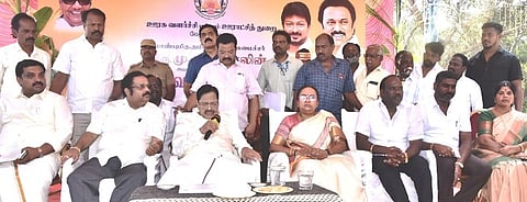 விழாவில் பேசிய அமைச்சா் துரைமுருகன். உடன், ஆட்சியா் வி.ஆா்.சுப்புலட்சுமி, மக்களவை உறுப்பினா் டி.எம்.கதிா்ஆனந்த் உள்ளிட்டோா்.