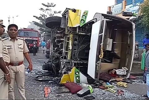 தலைக்குப்புற கவிழ்ந்த பேருந்து