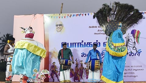பெரம்பலூரில் வியாழக்கிழமை இரவு நடைபெற்ற பொங்கல் கலை விழாவில் நடனமாடிய கலைஞா்கள்.