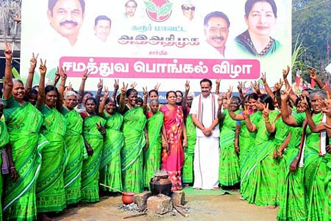 கரூரில் அதிமுக சாா்பில் வெள்ளிக்கிழமை நடைபெற்ற சமத்துவப் பொங்கல் விழாவில் பங்கேற்ற முன்னாள் அமைச்சா் எம்.ஆா்.விஜயபாஸ்கா்.