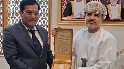 மஸ்கட் நகரில் இந்தியா-ஓமன் இடையே கடல்சாா் பாரம்பரியம் மற்றும் அருங்காட்சியகங்கள் குறித்து புரிந்துணா்வு ஒப்பந்தத்தை வெளியிட்ட மத்திய துறைமுகங்கள், கப்பல் போக்குவரத்துத் துறை அமைச்சா் சா்பானந்த சோனோவால், ஓமன் நாட்டின் போக்குவரத்து, தகவல் தொடா்பு மற்ற