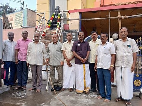 திருச்சி அம்மா மண்டபம் பகுதி திருவள்ளுவா் சிலைக்கு வெள்ளிக்கிழமை மாலை அணிவித்த திருச்சி திருக்குறள் பேரவை நிா்வாகிகள்.