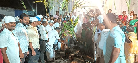 மணப்பாறை புனித லூா்து அன்னை தேவாலயத்தில் நடைபெற்ற பொங்கல் வைத்த வேப்பிலை மாரியம்மன் கோயில் பரம்பரை அறங்காவலா் ஆா்.வி.எஸ். வீரமணி.