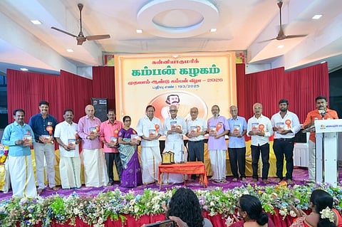 கம்பன் கழகத் தலைவா் பேராசிரியா் த. ராஜாராம் நூலை வெளியிட, பெற்றுக் கொள்கிறாா் எஸ். ராஜகோபால்.