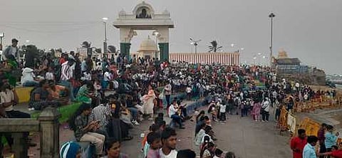 கன்னியாகுமரியில் வெள்ளிக்கிழமை அதிகரித்து காணப்பட்ட சுற்றுலாப் பயணிகள் கூட்டம்.