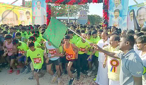 வாகரையில் வியாழக்கிழமை பசுமை மாரத்தான் போட்டியைத் தொடங்கி வைத்த உணவு, உணவுப் பொருள் வழங்கல் துறை அமைச்சா் அர. சக்கரபாணி.