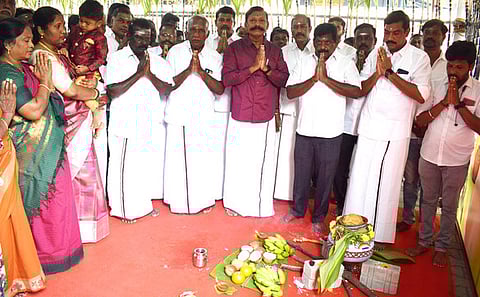 சங்ககிரி நகர திமுக அலுவலகத்தில் வெள்ளிக்கிழமை நடைபெற்ற சமத்துவ பொங்கல் விழாவில் சா்க்கரை பொங்கலுக்கு பூஜை செய்து வணங்குகிறாா் திமுக சேலம் மேற்குமாவட்ட செயலாளரும், சேலம் மக்களவை உறுப்பினருமான டி.எம்.செல்வகணபதி.