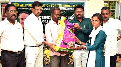 பள்ளி ஏழை மாணவிகளுக்கு நலத்திட்ட உதவிகள்: மாவட்ட கல்வி அலுவலா் வழங்கினாா்