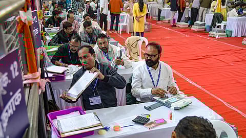 மகாராஷ்டிர உள்ளாட்சித் தேர்தல்: ஒரே குடும்பத்தில் 3 கட்சிகள் சார்பில் 3 வேட்பாளர்கள் - அனைவரும் வெற்றி!