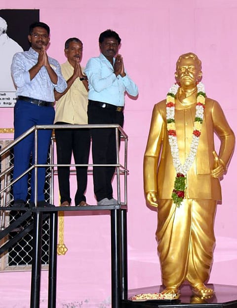 மதுரை மாநகராட்சி சாத்தமங்கலம் பகுதியில் உள்ள மணிமண்டபத்தில் தமிழறிஞா் தேவநேயப் பாவாணா் உருவச் சிலைக்கு வெள்ளிக்கிழமை மாலை அணிவித்து மரியாதை செலுத்திய மாவட்ட வருவாய் அலுவலா் க. அன்பழகன். உடன் வடக்கு வட்டாட்சியா் வீ. பாண்டி உள்ளிட்டோா்.