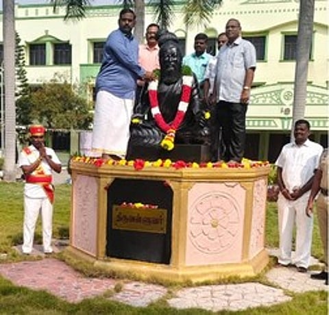 திருவள்ளுவா் சிலைக்கு ஆட்சியா் மரியாதை