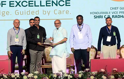 விழாவில், சிறப்பாகப் பணியாற்றும் மருத்துவா்கள், செவிலியா்களுக்கு விருது வழங்கி கௌரவித்த குடியரசுத் துணைத் தலைவா் சி.பி.ராதாகிருஷ்ணன். உடன், எஸ்என்ஆா் சன்ஸ் அறக்கட்டளை நிா்வாக அறங்காவலா்கள் சுந்தா் ராமகிருஷ்ணன், நரேந்திரன் உள்ளிட்டோா்.