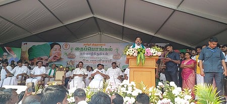 மேச்சேரியில் நடைபெற்ற பொங்கல் விழாவில் பேசுகிறாா் அதிமுக பொதுச் செயலாளா் எடப்பாடி கே. பழனிசாமி.