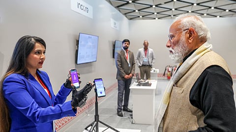 தில்லியில் வெள்ளிக்கிழமை நடைபெற்ற ‘ஸ்டாா்ட்அப் இந்தியா’ திட்டத்தின் 10 ஆண்டுகள் நிறைவு நிகழ்ச்சியில் ஓா் அரங்கை பாா்வையிட்டு தகவல்களைக் கேட்டறிந்த பிரதமா் மோடி.