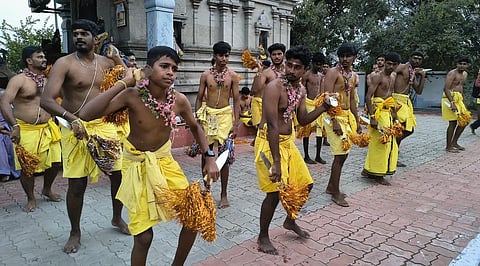 சக்தி அழைத்தல் நிகழ்ச்சியில் கத்தி போட்டுச் சென்ற இளைஞா்கள்.