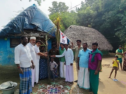 திருமருகல் போலகம் கிராம மக்களுக்கு வியாழக்கிழமை கரும்பு வழங்கிய மக்கள் நீதி மய்யம் கட்சியினா்.