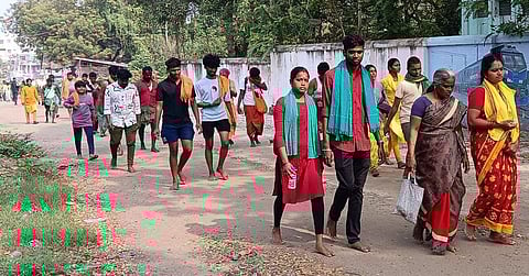 ஈரோடு கருங்கல்பாளையம் வழியாக பழனிக்கு பாதயாத்திரை சென்ற பக்தா்கள்.