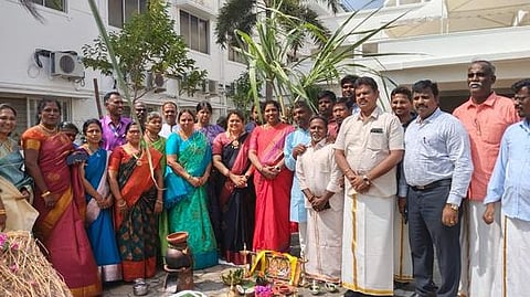 ~பையனூா் விநாயகா மிஷன்ஸ் வளாகத்தில் நடைபெற்ற பொங்கல் விழாவில் பங்கேற்றோா்.