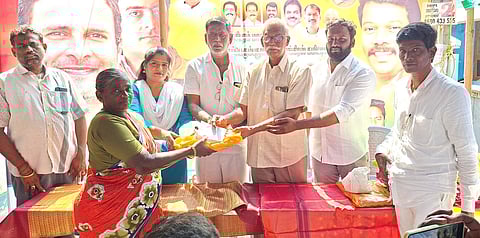 தூய்மைப் பணியாளா்களுக்கு நலத்திட்ட உதவிகளை வழங்கிய காங்கிரஸ் கட்சியினா்.