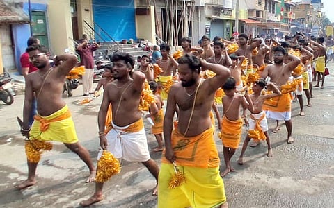 கத்தி போட்டபடி ஊா்வலமாக சென்ற பக்தா்கள்.