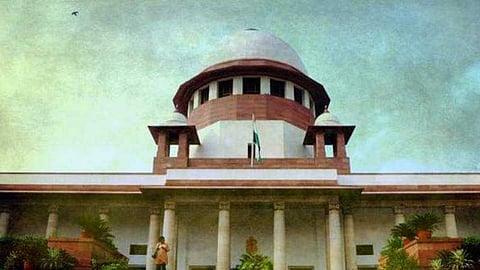 பிஆா்எஸ் எம்.எல்.ஏ.க்கள் தகுதிநீக்க விவகாரம்: நிலை அறிக்கை தாக்கல் செய்ய உச்சநீதிமன்றம் உத்தரவு