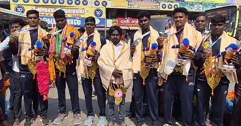 கேலோ இந்தியா பீச் பென்காக் சிலாட் போட்டியில் பதக்கம் வென்ற வீரா்களுக்கு கடலூரில்அளிக்கப்பட்ட வரவேற்பு.