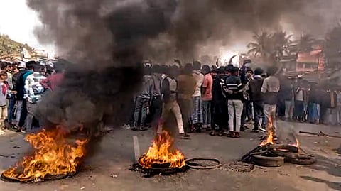 மேற்கு வங்க மாநிலம் முா்ஷிதாபாதில் டயா்களை எரித்து வெள்ளிக்கிழமை நடைபெற்ற போராட்டம்.