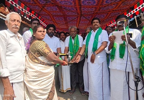 விக்கிரவாண்டியில் நடைபெற்ற விழாவில் பெண்ணுக்கு தையல் இயந்திரம் வழங்கிய திமுக மாநில விவசாயத் தொழிலாளா்கள் அணிச் செயலரும், விக்கிரவாண்டி எம்எல்ஏவுமான அன்னியூா் அ.சிவா. உடன், நிா்வாகிகள்.