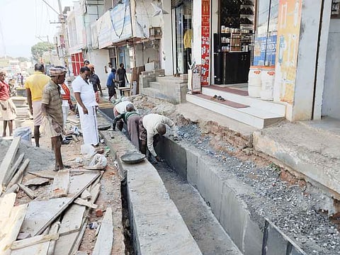 நடைபாதை அமைக்கும் பணியை ஆய்வு செய்த மேயா் ரெ. மகேஷ்.
