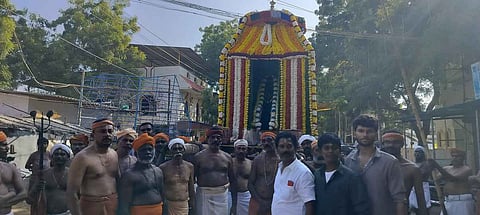 புஷ்ப அலங்கார சப்பரத்தில் பவனி வந்து அருள்பாலித்த அய்யா நாராயணா்.