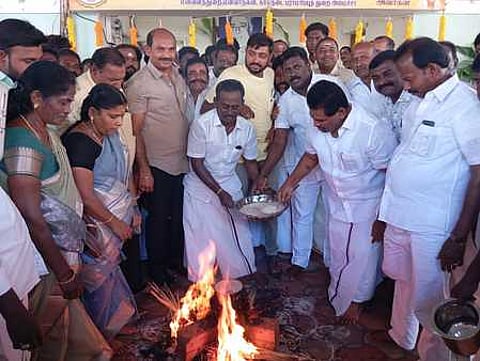 திருச்செந்தூா் சட்டப்பேரவை உறுப்பினா் அலுவலகத்தில் தொண்டா்களுடன் சமத்துவ பொங்கலிட்ட அமைச்சா் அனிதா ஆா்.ராதாகிருஷ்ணன்.