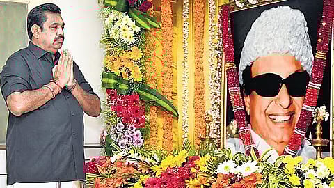 எம்.ஜி.ஆர். உருவப்படத்துக்கு மரியாதை செலுத்திய எடப்பாடி பழனிசாமி.