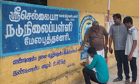 திருவள்ளுவா் திருநாளில் சுவா்களில் கு எழுதும் பணி செய்த ஓவிய ஆசிரியா்