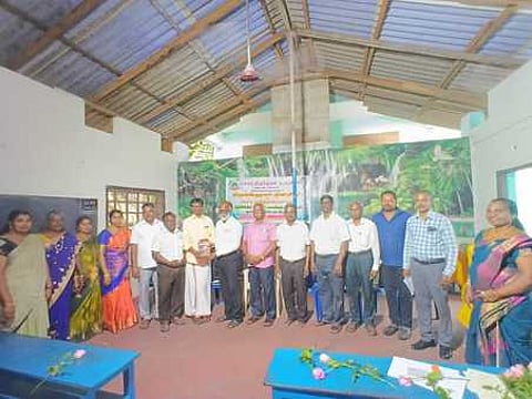 விழாவில் நூலை வெளியிட்ட குமரி அறிவியல் பேரவை அமைப்பாளா் முள்ளஞ்சேரி மு. வேலையன்.