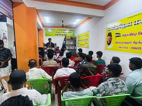 தொண்டியில் சமூக நீதி மாணவா் இயக்கம் சாா்பில் சனிக்கிழமை நடைபெற்ற ஆலோசனைக் கூட்டத்தில் பங்கேற்றவா்கள்.