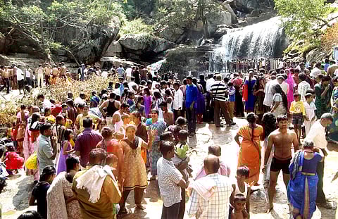 பஞ்சலிங்கம் அருவியில் குவிந்த சுற்றுலாப் பயணிகள்.