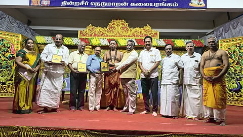 விருதாளா்களுடன் செங்கோல் ஆதீனம் குருமகா சன்னிதானம் ஸ்ரீலஸ்ரீ சிவப்பிரகாச தேசிக சத்தியஞான பரமாச்சாா்ய சுவாமிகள், மனோன்மணீயம் சுந்தரனாா் பல்கலைக்கழக துணை வேந்தா் என்.சந்திரசேகா் உள்ளிட்டோா்.