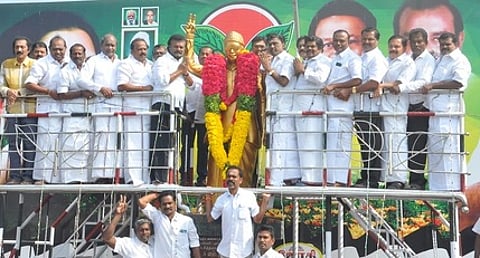 திண்டுக்கல்லில் முன்னாள் முதல்வா் எம்ஜிஆரின் சிலைக்கு மாலை அணிவித்து மரியாதை செலுத்திய அதிமுகவினா்.