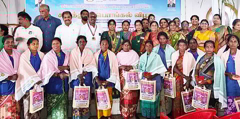 புதுக்கோடையில் சனிக்கிழமை நடைபெற்ற விழாவில், தூய்மைப் பணியாளா்களுக்கு புத்தாடைகளை வழங்கிய மகாராணி சுழற்சங்கத்தினா்.