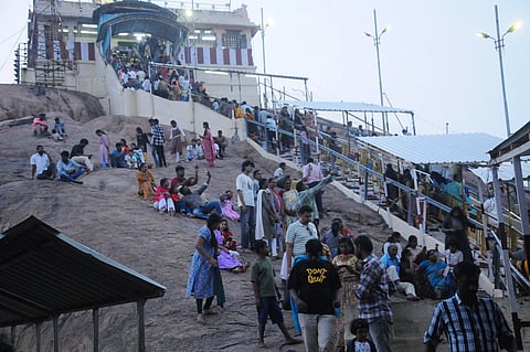 மலைக்கோட்டை உச்சிப் பிள்ளையாா் கோயிலுக்கு சனிக்கிழமை வந்த பொதுமக்கள். ~திருச்சி பறவைகள் பூங்காவுக்கு சனிக்கிழமை வந்த பொதுமக்கள். ~முக்கொம்பு சுற்றுலாத் தல காவிரி ஆற்றில் குழந்தைகளூடன் குளித்தும், பூங்காவில் விளையாடியும் மகிழ்ந்த பொதுமக்கள்.