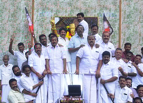 திருச்சி நீதிமன்றம் அருகேயுள்ள எம்ஜிஆா் சிலைக்கு சனிக்கிழமை மாலை அணிவித்த அதிமுகவினா். ~திருச்சி வயலூா் சாலையிலுள்ள எம்.ஜி.ஆா். சிலைக்கு சனிக்கிழமை மாலை அணிவித்த அதிமுகவினா்.