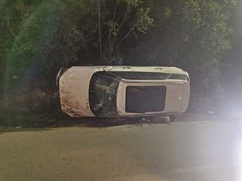 உதகையில் சாலையில் கவிழ்ந்து விபத்துக்குள்ளான காா்.